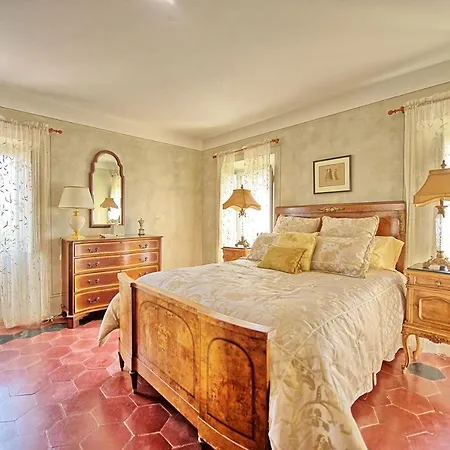 Santa Lucia Sleeps 17 Pool Wifi *