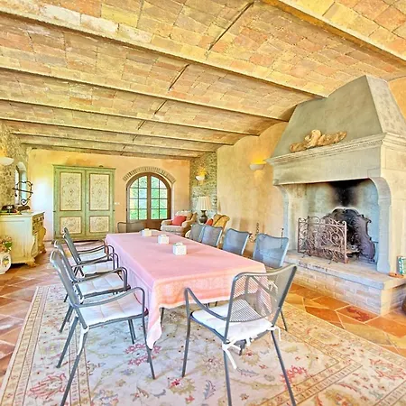 Santa Lucia Sleeps 17 Pool Wifi