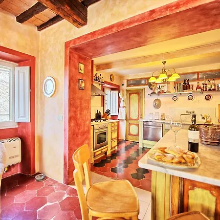 Santa Lucia Sleeps 17 Pool Wifi